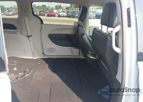 2020 Chrysler Voyager Lxi z USA, uszkodzony, nr VIN 2C4RC1DG5LR157156